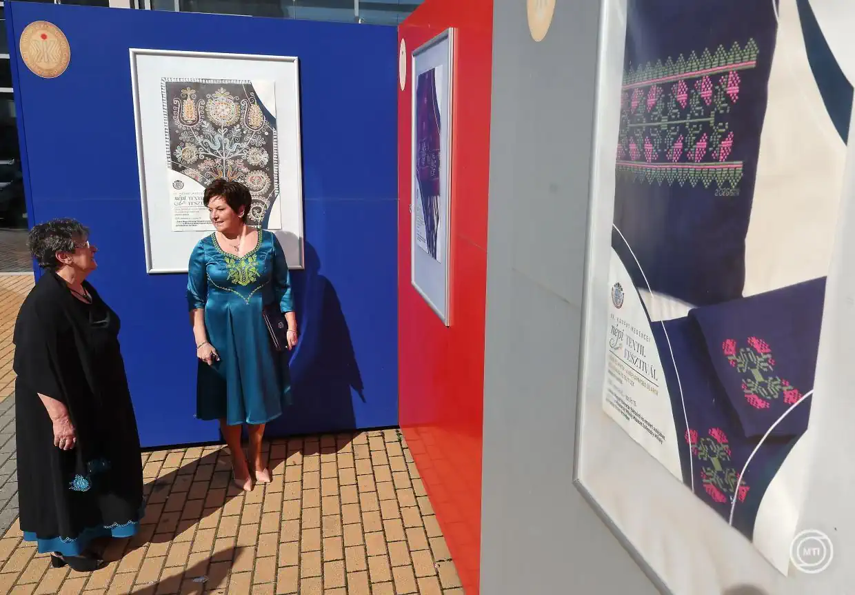 A XX. Kárpát-medencei Népi Textilfesztivál megnyitója Békéscsabán Békéscsaba, 2026. március 6. Závogyán Magdolna, a Kulturális és Innovációs Minisztérium kultúráért felelős államtitkára (b2) és Pál Miklósné, a Békés Megyei Népművészeti Egyesület elnöke (b1) a XX. Kárpát-medencei Népi Textilfesztivál kiállításon a Munkácsy Mihály Múzeumban a megnyitó napján Békéscsabán 2026. március 6-án. MTI/Lehoczky Péter