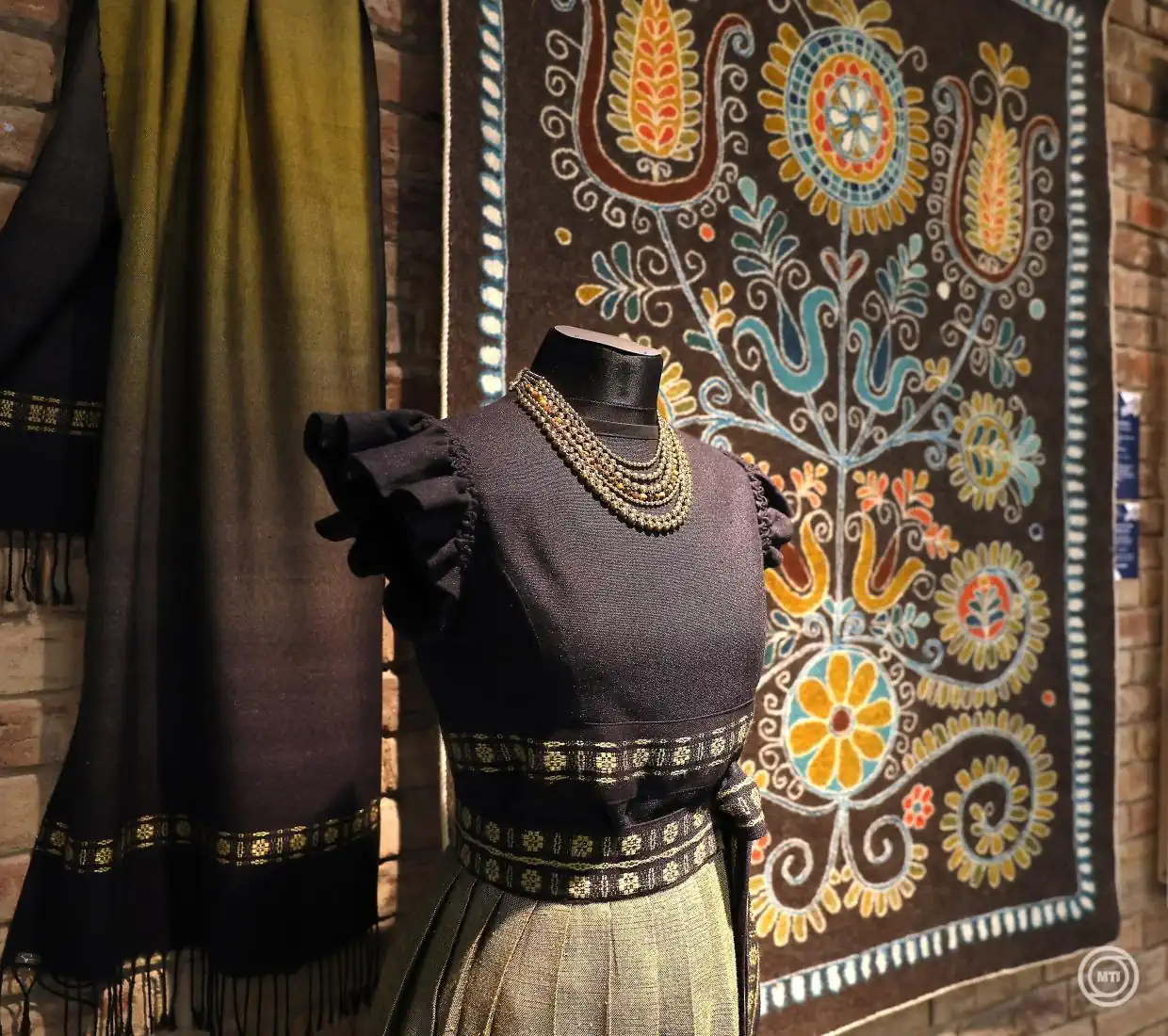 Az első textiles konferenciát 1988-ban Miskolcon rendezték meg, 1992 óta kétévente Békéscsaba ad otthont az eseménynek.  A fesztivál célja, hogy bemutatkozási és tanácskozási lehetőséget biztosítson mindazon közösségeknek és egyéni alkotóknak, akik a Kárpát-medence népi textíliáival – csipkével, hímzéssel, nemezzel, szövéssel és viselettel – foglalkoznak.