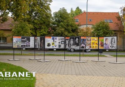 A Békéscsabai Szakképzési Centrum művészeti tagozatán tanuló diákok szabadtéri kiállítása Gyulán
