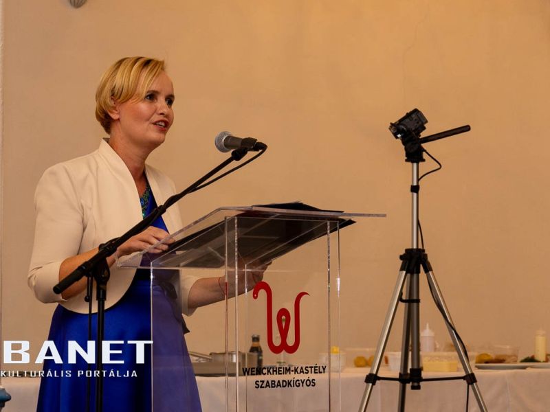 Az első fotók Bauer Barbara, Egy estély a kastélyban címmel Az első fotók Bauer Barbara, Egy estély a kastélyban címmel