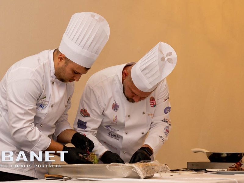 Az első fotók Bauer Barbara, Egy estély a kastélyban címmel Az első fotók Bauer Barbara, Egy estély a kastélyban címmel