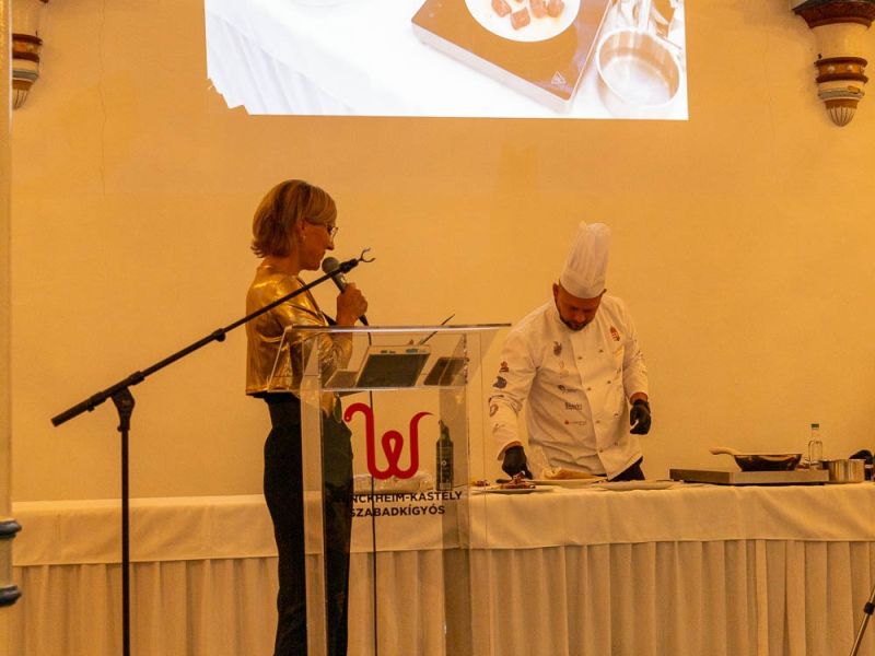 Az első fotók Bauer Barbara, Egy estély a kastélyban címmel Az első fotók Bauer Barbara, Egy estély a kastélyban címmel