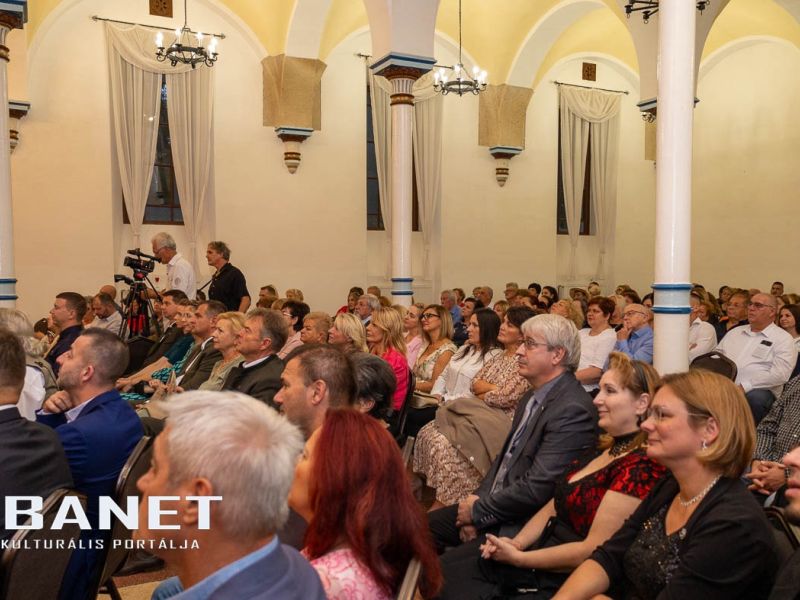 Az első fotók Bauer Barbara, Egy estély a kastélyban címmel Az első fotók Bauer Barbara, Egy estély a kastélyban címmel