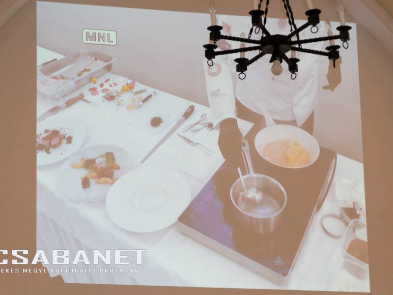 Az első fotók Bauer Barbara, Egy estély a kastélyban címmel Az első fotók Bauer Barbara, Egy estély a kastélyban címmel