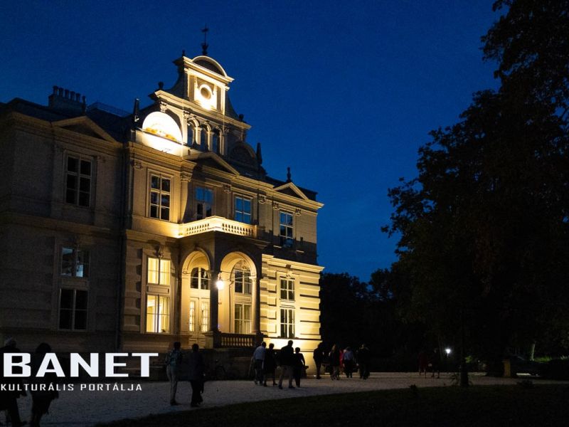 Az első fotók Bauer Barbara, Egy estély a kastélyban címmel Az első fotók Bauer Barbara, Egy estély a kastélyban címmel