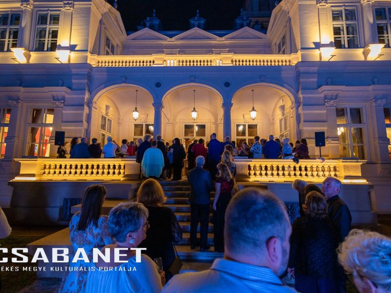 Az első fotók Bauer Barbara, Egy estély a kastélyban címmel Az első fotók Bauer Barbara, Egy estély a kastélyban címmel