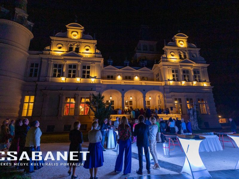 Az első fotók Bauer Barbara, Egy estély a kastélyban címmel Az első fotók Bauer Barbara, Egy estély a kastélyban címmel