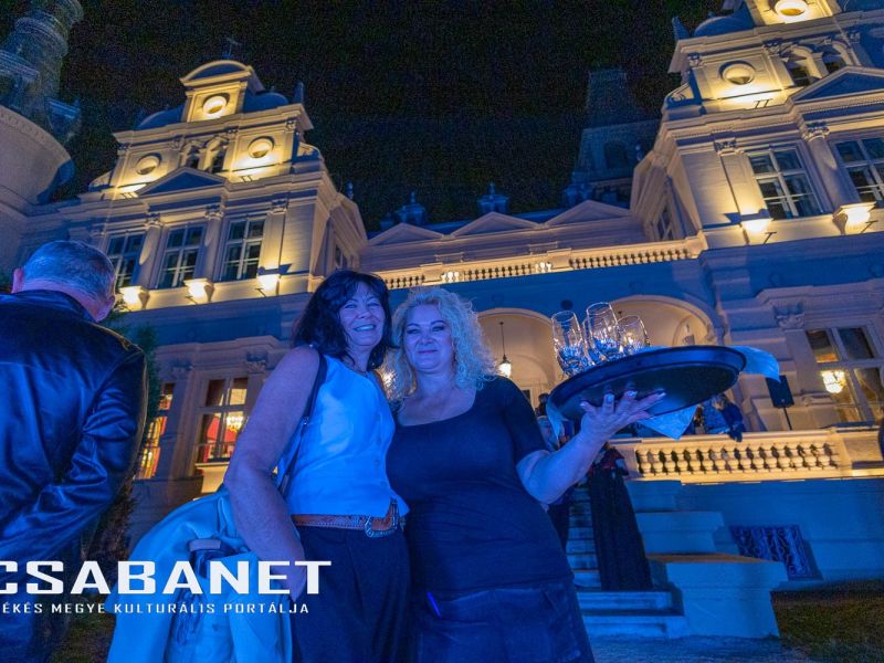 Az első fotók Bauer Barbara, Egy estély a kastélyban címmel Az első fotók Bauer Barbara, Egy estély a kastélyban címmel