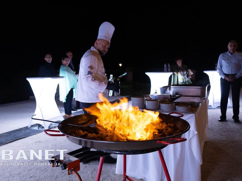 Az első fotók Bauer Barbara, Egy estély a kastélyban címmel Az első fotók Bauer Barbara, Egy estély a kastélyban címmel