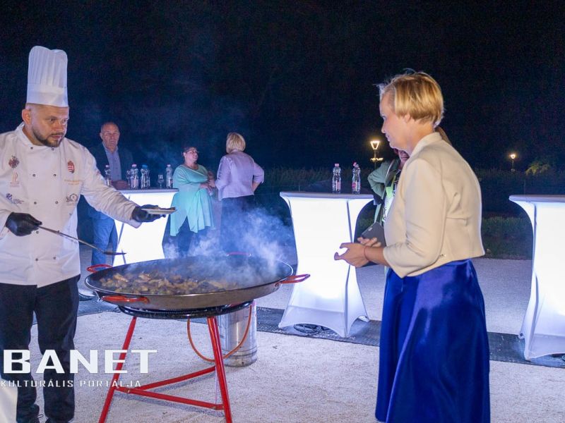 Az első fotók Bauer Barbara, Egy estély a kastélyban címmel Az első fotók Bauer Barbara, Egy estély a kastélyban címmel