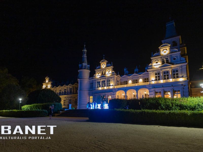 Az első fotók Bauer Barbara, Egy estély a kastélyban címmel Az első fotók Bauer Barbara, Egy estély a kastélyban címmel