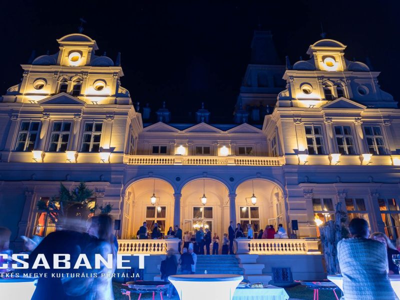 Az első fotók Bauer Barbara, Egy estély a kastélyban címmel Az első fotók Bauer Barbara, Egy estély a kastélyban címmel