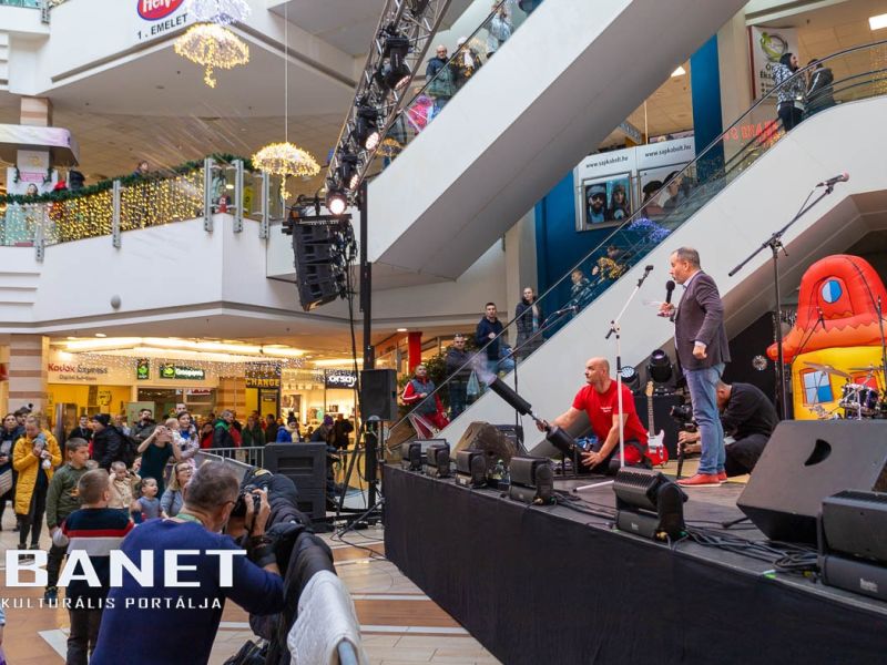 Megkezdődött a 23. szülinapi buli a Csaba Centerben Megkezdődött a 23. szülinapi buli a Csaba Centerben