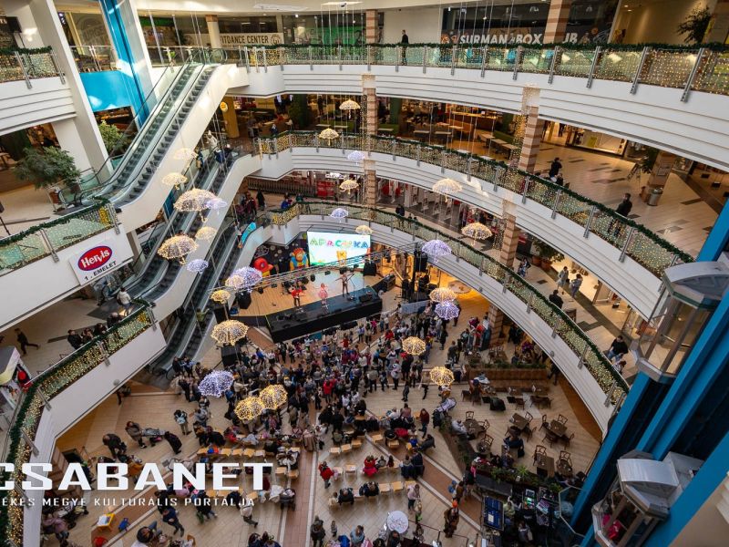 Megkezdődött a 23. szülinapi buli a Csaba Centerben Megkezdődött a 23. szülinapi buli a Csaba Centerben